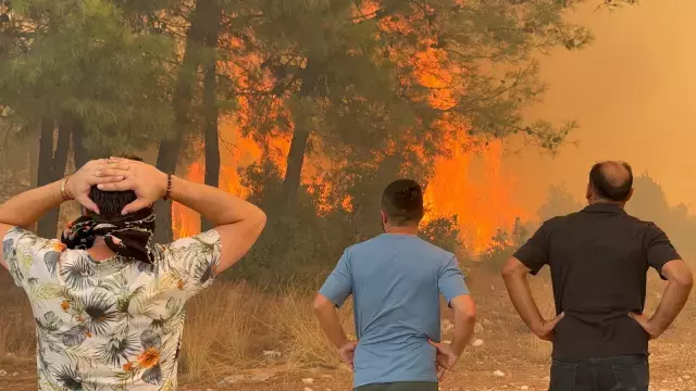 Antalya’da alevler yerleşim yerlerine yaklaştı