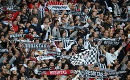 Beşiktaş tribünlerini ikiye bölen tezahürat