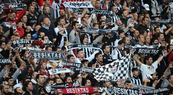 Beşiktaş tribünlerini ikiye bölen tezahürat
