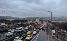 İstanbul’da yağış trafiği felç etti